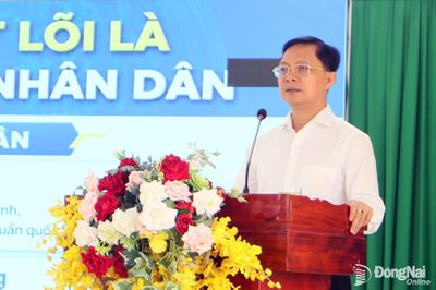 Người dân xã Nha Bích nghe nói chuyện chuyên đề về xây dựng ý thức công dân đô thị