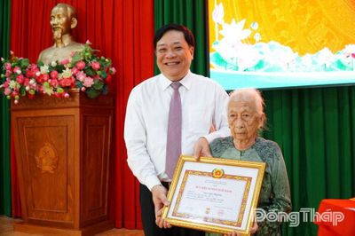Đồng chí Phạm Thành Ngại trao Huy hiệu Đảng đợt 2-9 tại xã Cái Bè