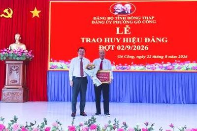Đồng chí Phan Văn Thương trao Huy hiệu Đảng tại phường Gò Công