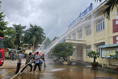 Huấn luyện nghiệp vụ PCCC và CNCH tại Trung tâm Y tế Chư Sê