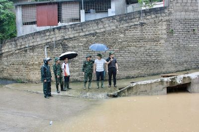 Đoàn công tác phường Lương Văn Tri kiểm tra công tác phòng, chống mưa bão