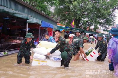 Sát cánh cùng dân trong mưa lũ