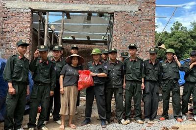 Cán bộ, chiến sĩ cảnh sát cơ động tổ chức nhiều hoạt động thiện nguyện tại phường Trung Tâm