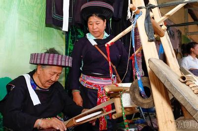 Người Mông xanh gìn giữ nghề truyền thống