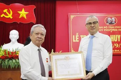Bí thư Tỉnh ủy Phạm Đại Dương trao Huy hiệu 35 năm tuổi Đảng tại phường Hòa Bình