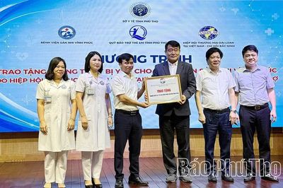 Trao tặng 40 giường cấp cứu cho Bệnh viện Sản Nhi Vĩnh Phúc