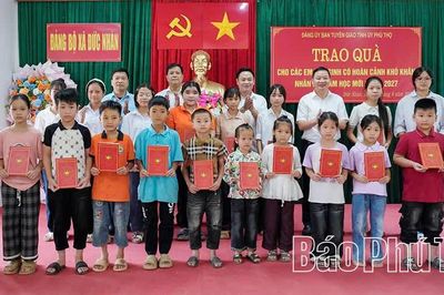 Trao 20 suất quà cho học sinh có hoàn cảnh khó khăn tại xã Đức Nhàn