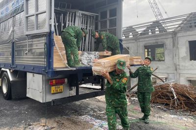 Đồn Biên phòng Cửa khẩu Săm Pun góp sức xây trường biên giới