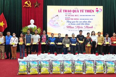 Trao 183 suất quà cho các hộ dân có hoàn cảnh khó khăn