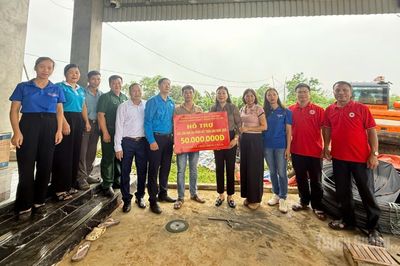 Trao hơn 125 triệu đồng hỗ trợ người dân, học sinh xã Hùng Đức