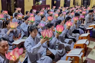 Câu lạc bộ Thanh thiếu niên Phật tử Quán Sứ trang nghiêm tổ chức lễ Vu Lan - Báo hiếu