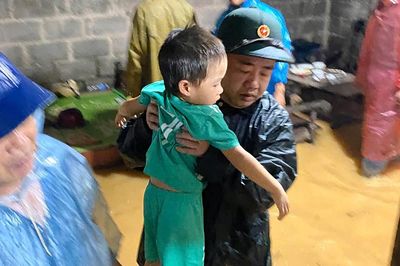 Trắng đêm di dời người dân ra khỏi khu vực ngập úng, sạt lở tại Lạng Sơn
