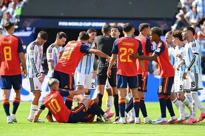 Dàn sao tuyển Argentina bị phạt nặng sau vụ ẩu đả tại chung kết World Cup 2026
