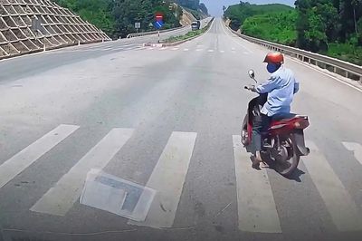 Thót tim khoảnh khắc người đi xe máy chuyển làn bất ngờ, suýt bị ô tô tông trúng