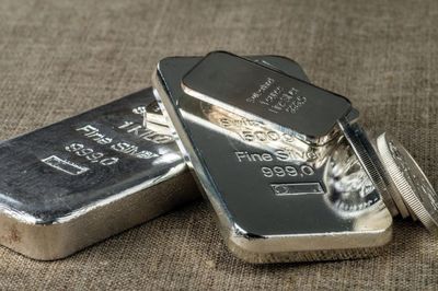 Ngày 22/8: Giá bạc trong nước tiếp đà giảm, thế giới tiến sát mốc 69 USD/ounce