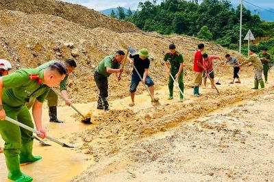 Công an xã Phình Hồ chung tay khắc phục hậu quả sau mưa lớn