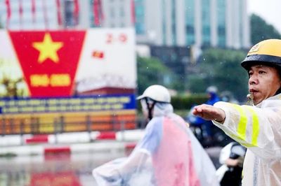 CSGT Hà Nội bám đường trong mưa, giữ giao thông thông suốt