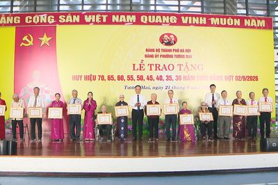 364 đảng viên phường Tương Mai nhận Huy hiệu Đảng đợt 2/9