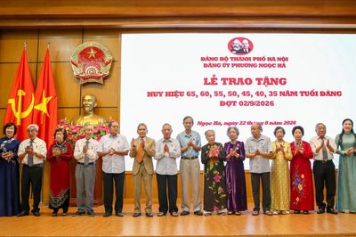 Phường Ngọc Hà tổ chức trao Huy hiệu Đảng đợt 2/9