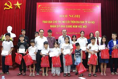Hà Nội trao 100 suất quà cho học sinh mồ côi