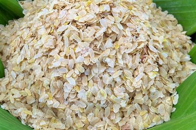 Tận mắt thấy các công đoạn làm cốm dẹp, bánh lá mít đặc sản Tây Nam Bộ giữa Thủ đô