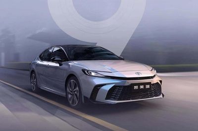 Toyota Camry 2026 nâng cấp mạnh tiện nghi, bản hybrid cao nhất 38.500 USD