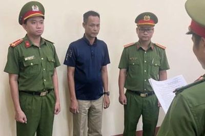 Khởi tố Phó giám đốc cùng nhân viên công ty về hành vi đổ, thải chất thải rắn trái quy định