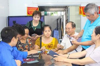 'Đội mưa' hỗ trợ người dân phường Giảng Võ lên không gian số