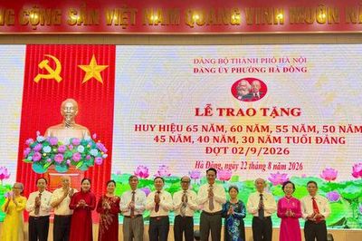 Phường Hà Đông trao Huy hiệu Đảng cho 368 đảng viên