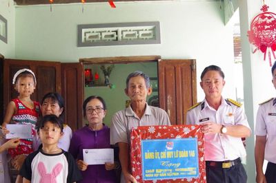 Nhiều học sinh là con của ngư dân được 'tiếp sức' trước thềm năm học mới