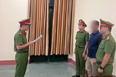 Khởi tố Phó giám đốc chỉ đạo đổ hơn 1.800.000 kg bã bê tông ra môi trường