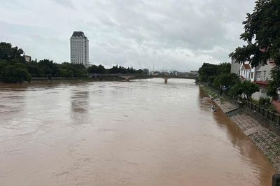 Mưa bão khiến hàng trăm nhà dân bị ngập, địa phương chủ động sơ tán dân