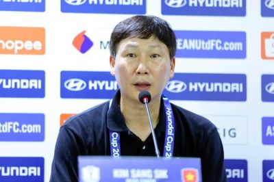HLV Kim Sang-sik lý giải hiệp đấu căng thẳng trước Thái Lan