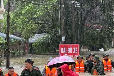 Lạng Sơn mưa như trút nước, nhà dân bị ngập sâu, 1 người chết