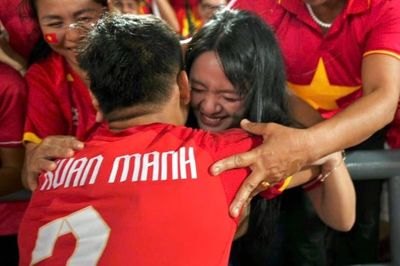 Vợ Quang Hải, gia đình Xuân Mạnh vỡ òa trên sân Rajamangala
