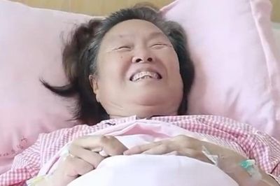 Người phụ nữ sinh con ở tuổi 62