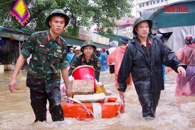 Hàng trăm chiến sĩ dầm mình trong nước lũ giúp người dân ở Lạng Sơn