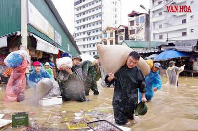 Lực lượng chức năng Lạng Sơn hỗ trợ tiểu thương 'chạy lũ' cứu hàng