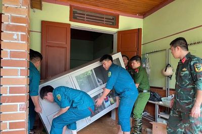 Lượng lớn đất đá tràn vào nhà dân ở Thái Nguyên