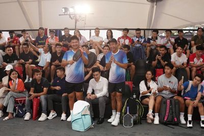 Người hâm mộ đội mưa gặp ngôi sao pickleball Quang Dương