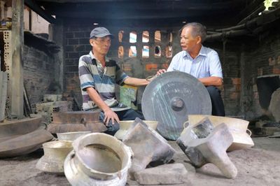 Làng đúc đồng Chú Tượng, còn ai giữ lửa?