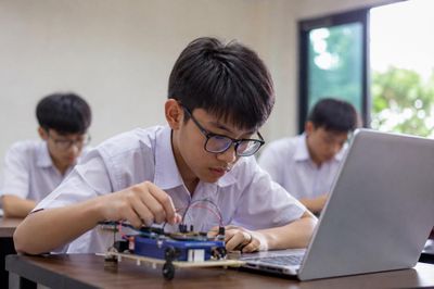 Để AI 'làm hộ' dự án nghiên cứu, học sinh có thể bị cấm thi 2 năm