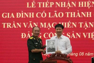 Hiến tặng gần 200 tài liệu, hiện vật của nhà lão thành cách mạng Trần Văn Mạc cho Bảo tàng Đảng Cộng sản Việt Nam