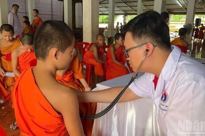 Chương trình khám bệnh, cấp phát thuốc miễn phí tại Luang Prabang, Lào