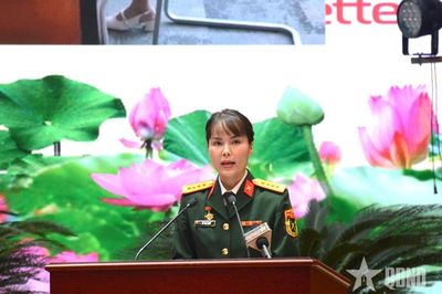 Cô gái trẻ xây dựng mô hình chống giả mạo khuôn mặt