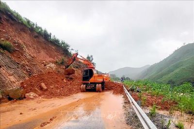Bão số 4 liên tục đổi hướng, di chuyển chậm trên vùng biển phía Đông Bắc đặc khu Bạch Long Vĩ