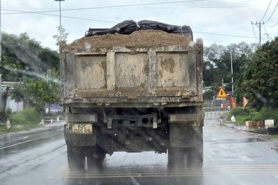 Xe chở vật liệu vẫn để nước chảy xuống đường Hồ Chí Minh qua Quảng Ngãi