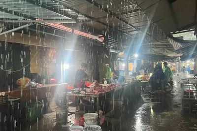 Hà Nội ứng phó bão số 4, chợ vắng khách do mưa lớn kéo dài
