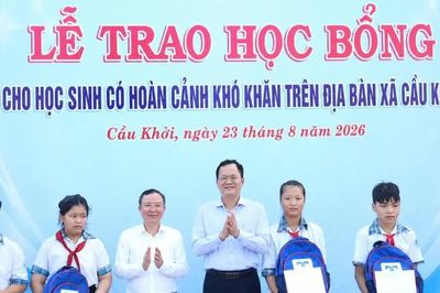 Tặng học bổng, cặp sách cho học sinh khó khăn tại xã Cầu Khởi, Tây Ninh