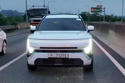 [GALLERY] Cận cảnh Hyundai Tucson 2027 'bằng xương bằng thịt' trên đường phố